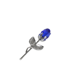 Fleur de rose élégante en métal argenté avec pétales en cristal bleu facetté sur blanc