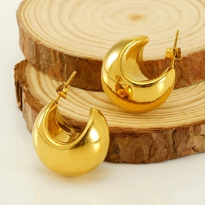 Orecchini a cerchio dorati a forma di C in acciaio al titanio su display in legno