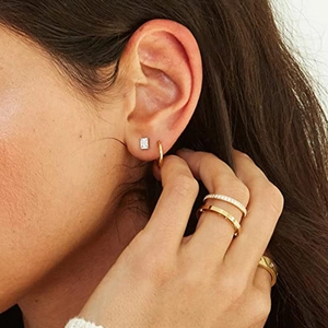 Detailed close-up of 925 sterling silver geometric stud earring with clear zircon stone