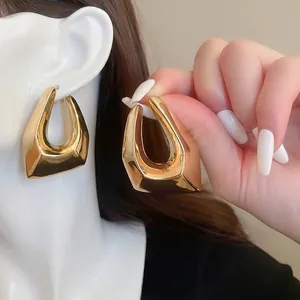 Boucles d'oreilles géométriques irrégulières en forme de U avec finition dorée polie