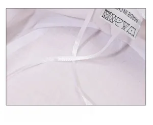 Détail du cordon de serrage réglable à l'intérieur du chapeau beige pour la taille