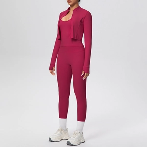 Set dettagliato con cardigan con zip rosso bacca, reggiseno sportivo e leggings da yoga