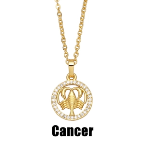 Vue détaillée d'un collier Cancer doré avec pendentif serti de zircons brillants et élégants