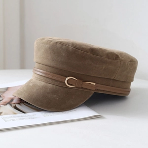 Dettaglio cappello baker boy in pelle scamosciata marrone con fibbia in pelle