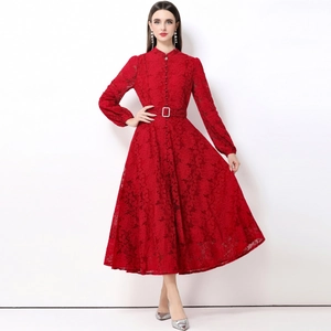 Robe longue élégante en dentelle rouge avec manches lanternes et ceinture sur mannequin