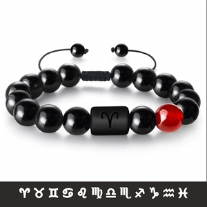 Détail du bracelet réglable signe Bélier avec perles en pierres naturelles noires et rouges