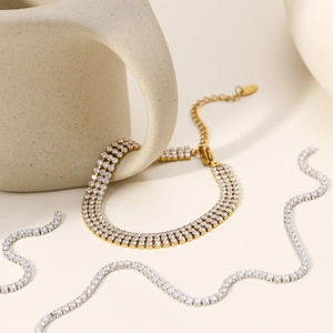 Bracelets tennis de luxe en or et argent avec zircons sur une poignée de tasse en céramique