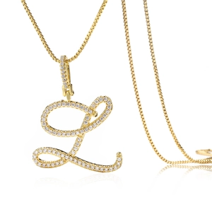 Vue détaillée du collier pendentif lettre L dorée serti de zircons avec une chaîne box