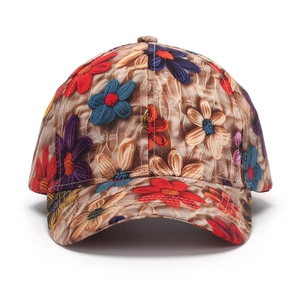 Détail d'imprimé floral coloré sur une casquette de baseball en tissu pour femmes