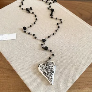 Collier en Y vintage avec pendentif cœur et motif croix sur livre et fond en bois