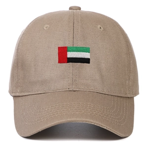 Détail de la broderie du drapeau sur la casquette de baseball en coton kaki