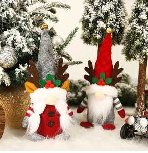Detail van kerstkabouters met rendiergewei en bellen op een sneeuwachtergrond