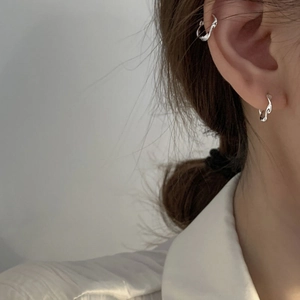Minimalist Mobius 925 silver hoop earring and ear cuff set worn on a model's ear