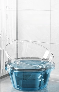 Bassines transparentes empilables en bleu et incolore pour un usage dans la salle de bain