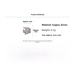 Vue détaillée du ear cuff double cœur en zircon argenté, cuivre, taille 2cm, poids 6.7g