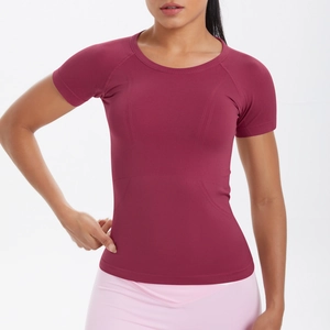 Dettaglio della maglietta sportiva slim fit rosso scuro in tessuto elasticizzato e traspirante