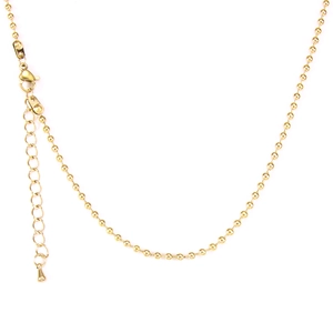 Elegante collana con catena a sfere in acciaio inossidabile dorato su sfondo bianco