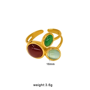 Détail d'une bague ouverte dorée avec trois pierres précieuses et marquage de 16 mm