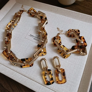 Set gioielli con maglie in metallo dorato e resina maculata leopardata stile vintage