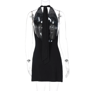 Vue arrière détaillée de la robe mini dos nu sexy avec des perles élégantes décoratives