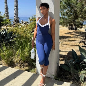 Combinaison de sport bleu marine côtelée avec col en U blanc et design yoga dos nu