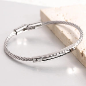 Minimalistisches 5mm Silber-Kabelarmband mit poliertem Rechteck-Nietenstab für Damen