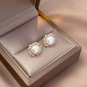 Exquisite 14K vergoldete Perlenohrringe mit Zirkonia-Cluster und Schmuckschatulle