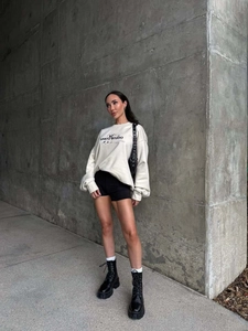 Sweat oversize crème avec imprimé graphique Santo Studio et coupe décontractée urbaine