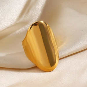 Bague bouclier en acier inoxydable doré poli sur un tissu en satin crème élégant
