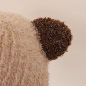 Dettaglio del cappello con orecchie da gatto con morbido peluche kaki e trama in pile