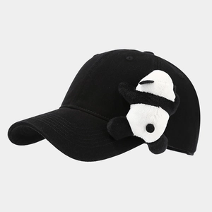 Détail d'une casquette de baseball noire en coton avec un petit panda en peluche 3D sur le côté