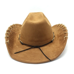 Detailaufnahme eines braunen Wildleder-Cowboyhuts mit goldener Kettenverzierung