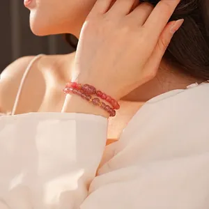 Elegante bracciale doppio in quarzo fragola con ciondoli a farfalla dorati