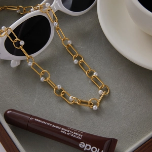 Detail of 18K gold stainless steel pearl chain used as an elegant glasses lanyard accessory