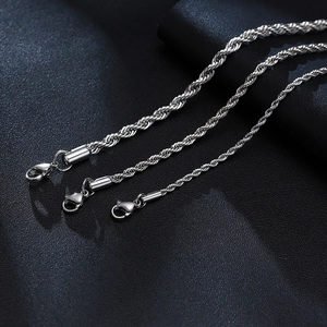 Makroansicht von silbernen Edelstahl-Kordelarmbändern in drei verschiedenen Stärken und Größen