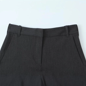 Pantaloni da donna grigio scuro con texture premium e dettagli puliti sulla vita alta