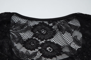 Gros plan sur la broderie florale en dentelle et l'encolure transparente du haut noir