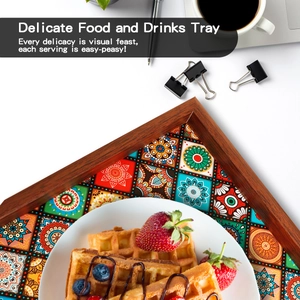 Detail eines böhmischen Mandala-Holztabletts mit Waffeln und Kaffee zum Frühstück