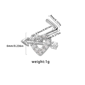 Détail du piercing de nez cœur flèche argenté avec spécifications de taille 0,8 mm