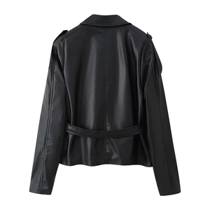 Vue arrière du blouson classique en similicuir noir avec ceinture et détails d'épaulettes