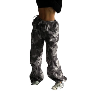 Dettaglio di pantaloni cargo mimetici con coulisse regolabile in vita e vestibilità comoda
