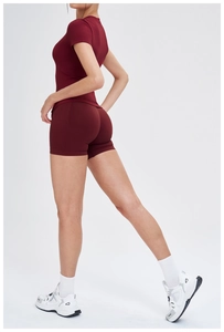 Détail de l'ensemble de yoga sans couture bordeaux avec short taille haute et t-shirt slim