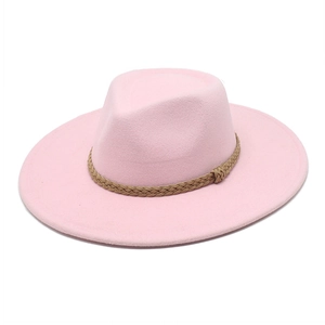 Dettaglio di un cappello fedora in lana rosa con fascia intrecciata marrone su bianco