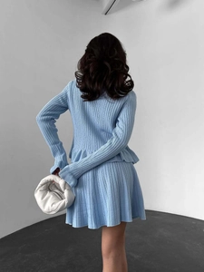Ensemble en tricot bleu clair avec haut à manches longues col V et jupe plissée de dos