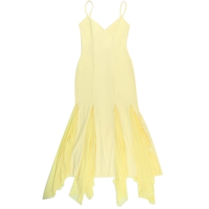 Détail d'une robe caraco jaune clair moulante avec décolleté en V et ourlet en tulle chic