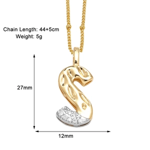 Détail du pendentif lettre S bicolore avec zircons blancs et mesures techniques