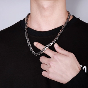 Vue détaillée d'un collier chaîne serpent en acier inoxydable argenté sur un mannequin