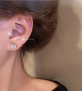 Detailansicht von 3mm bis 7,5mm Zirkonia-Ohrsteckern am Modell für Größenvergleich