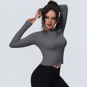 Détail d'un t-shirt de yoga gris foncé à manches longues avec une coupe courte