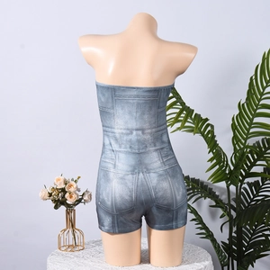 Detailansicht der Rückseite des grauen Jumpsuits mit Denim-Print und rückenfreiem Design